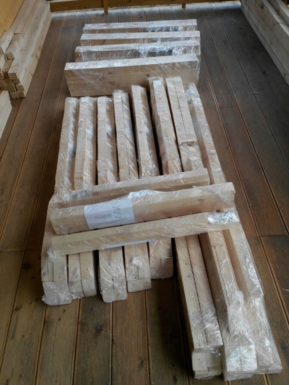 Упакованная деревянная теплица длиной 4 метра